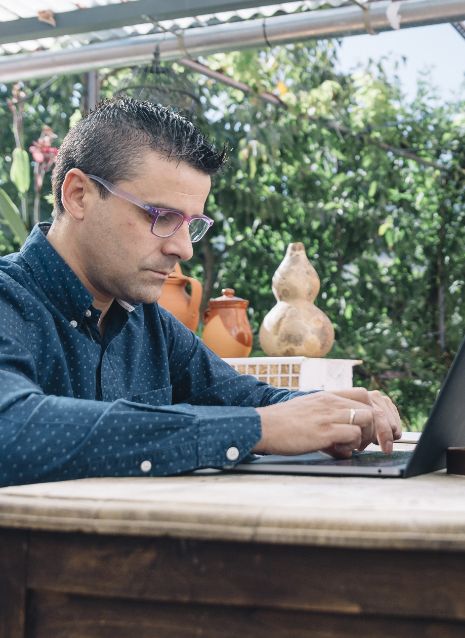 Fotografía de una persona buscando información en un ordenador portatil